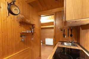 Kuchnia lub aneks kuchenny w obiekcie El Manantial Del Fresno Casas Rurales En Hervás - Piscina - Desayunos - Barbacoa - Parking gratis