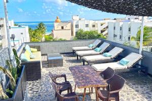 d'une terrasse sur le toit avec une table et des chaises. dans l'établissement Beachside Oasis ! Spacious ½ block from the Beach, à Puerto Morelos