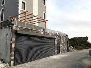 een garagedeur aan de zijkant van een gebouw bij Mavi Villa in Demre
