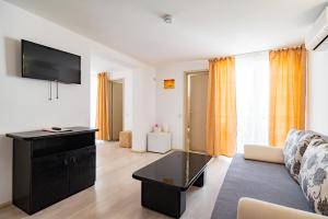 TV a/nebo společenská místnost v ubytování Complex Paloma Coral