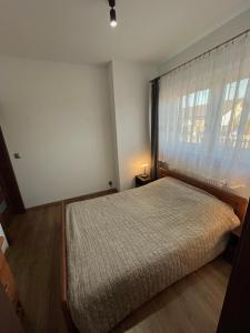 - une chambre avec un lit et une fenêtre dans l'établissement DOM POD WIŚNIĄ, à Giżycko
