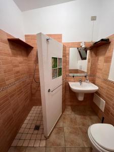 La salle de bains est pourvue de toilettes et d'un lavabo. dans l'établissement SeaView Apartments 80, à Palau