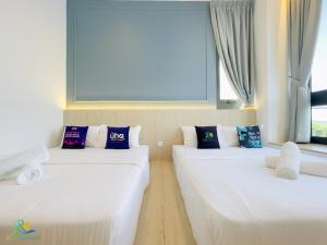 2 weiße Betten in einem Zimmer mit Fenster in der Unterkunft Sunway Grid Residence @ UHA in Kampong Pendas