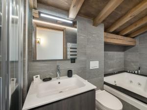 Kúpeľňa v ubytovaní Appartement spacieux avec accès bien-être, proche des pistes et du centre de Megève - FR-1-569-46