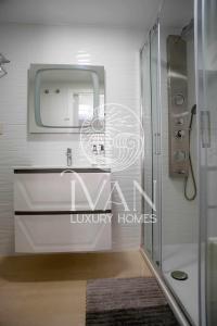 une salle de bain avec un lavabo et un miroir dans l'établissement Casa Sol Ivan Luxury Homes 10ªPlta Sur 1ªLinea, à Oropesa del Mar