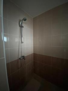 um chuveiro numa casa de banho em azulejo com uma banheira em Villa Miran Boka Bay em Krasići