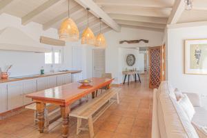 cocina y comedor con mesa de madera en El Drago by JC Homes en Manilva