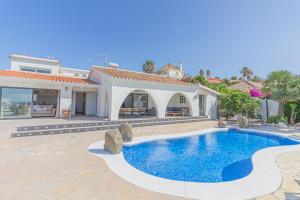 eine Villa mit einem Pool und einem Haus in der Unterkunft El Drago by JC Homes in Manilva