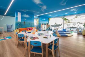 Habitación infantil con mesa y sillas en Residence Serenissima en Bibione