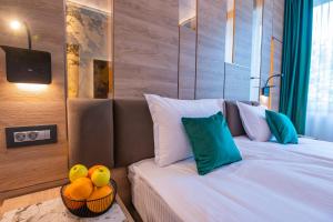 Postel nebo postele na pokoji v ubytování Hotel Codrişor + 34 fotografií