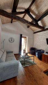 un salon avec un canapé et une table dans l'établissement Gîtes la Molière Haute, à Plaisance