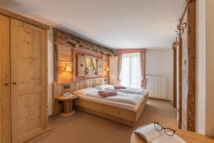 a bedroom with a bed and a window at Chalet Piereni in Fiera di Primiero