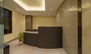 Treebo Trend Pink City Grand في جايبور: حمام مع حوض وحوض استحمام في الغرفة