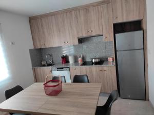 kuchnia z drewnianym stołem i lodówką w obiekcie Fogar San Sadurniño w mieście Cambados