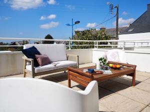 patio con 2 sillas y mesa de centro en el balcón en KER HERA.Bain de lumière à ETEL, en Étel