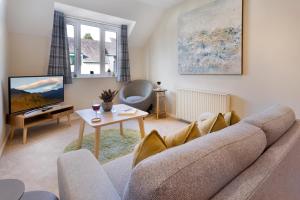 sala de estar con sofá y mesa en Quarry Heights, en Bowness-on-Windermere