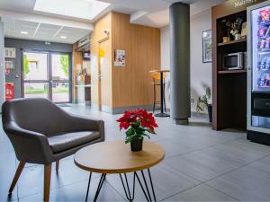 TV a/nebo společenská místnost v ubytování B&B HOTEL Strasbourg Nord Artisans