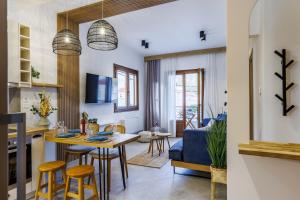 una cucina e un soggiorno con tavolo e sedie di Potoki Apartments a Skopelos Town