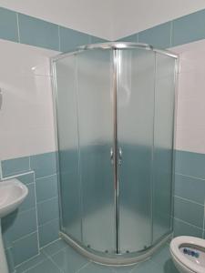 eine Glasdusche im Bad mit WC in der Unterkunft Bjora Home in Vlorë
