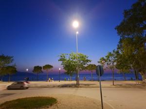 ein Straßenlicht an der Seite eines Strandes in der Nacht in der Unterkunft Bjora Home in Vlorë