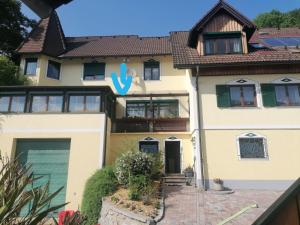 dom z niebieskim napisem w obiekcie Urlaub am Bauernhof - Zettlerhof Apartment 