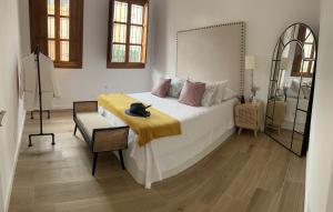 1 dormitorio con 1 cama grande y 1 silla en Doña Josefina y Don Simón en Almería