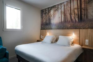 - une chambre avec un lit orné d'une peinture murale dans l'établissement Kyriad Annemasse - Geneve, à Annemasse