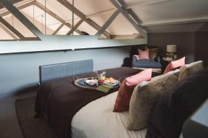 een kamer met een bed en een dienblad met eten erop bij Exe Valley Barn in Exeter