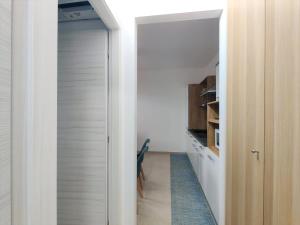 un couloir avec une porte menant à une cuisine dans l'établissement Appartamento Girasole by Holiday World, à Pachino