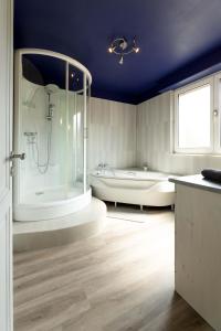 y baño grande con bañera y bañera. en Villa Centre Alsace, en Sélestat