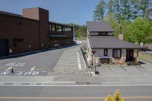 un bâtiment situé sur le côté d'une rue dans l'établissement GuestHouse　YOU&I, à Fujikawaguchiko