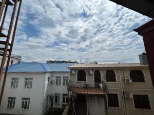 een uitzicht op een gebouw met een blauw dak bij Homestay Seaside by Manuchar in Batoemi