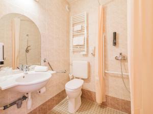 La salle de bains est pourvue d'un lavabo, de toilettes et d'une douche. dans l'établissement B&B HOTEL Strasbourg Aéroport, à Holtzheim