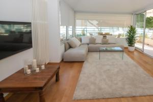 un soggiorno con divano e tavolo di Luxury Suites Collection - Organza a Riccione