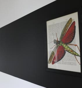 une photo d'un papillon sur un livre dans l'établissement Maison Valmer - L'armateur, élégant penthouse classé 4 étoiles, au Havre