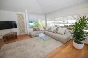 uma sala de estar com um sofá e uma mesa em Luxury Suites Collection - Organza em Riccione