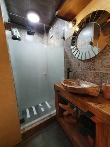 bagno con doccia, lavandino e specchio di Departamento céntrico a una cuadra del Ángel de la Independencia a Città del Messico