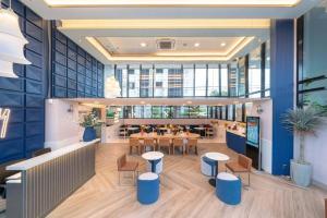a restaurant with tables and chairs in a building at Ivory Ratchada-Ladprao Huai Khwang Night Market Condo in Ban Zong Katiam