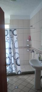 New apartment in the city center的一间浴室