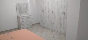 New apartment in the city center客房内的一张或多张床位