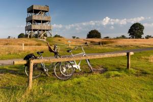 Imagem da galeria de Cozy cottage TOLVE met 4 fietsen vlakbij natuurgebieden Drents Friese Wold, Fochteloërveen en gevangenisdorp Veenhuizen em Oosterwolde