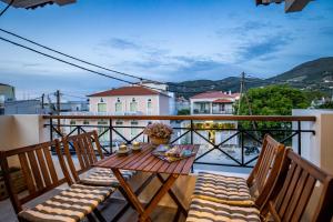 balcone con tavolo e sedie. di Potoki Apartments a Skopelos Town