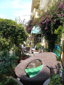 een rieten tafel met een groen kussen erop bij Hotel Miramare in Lavagna