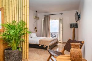 TV a/nebo společenská místnost v ubytování Ariadne Hotel