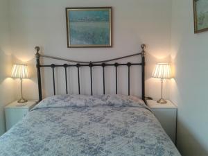 a bedroom with a bed with two lamps on the sides at Groeslon Ty Mawr B & B in Llanddeiniolen
