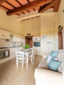 eine Küche und ein Wohnzimmer mit einem Sofa und einem Tisch in der Unterkunft Noi2Vacanze in DIGITAL WORK in Contignano