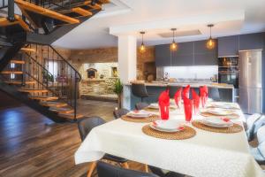 uma sala de jantar com uma mesa longa e cadeiras vermelhas em Casa Rural Curracho em Vimianzo