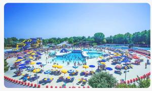Výhled na bazén z ubytování Atmosphere la suite con vista sul mare e sulla Romagna nebo okolí