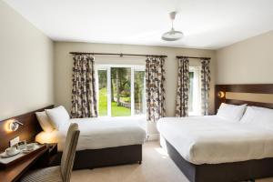 Llit o llits en una habitació de The Glendalough Hotel