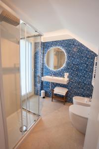 bagno con servizi igienici, lavandino e specchio di BLUE BOUTIQUE a Vietri
